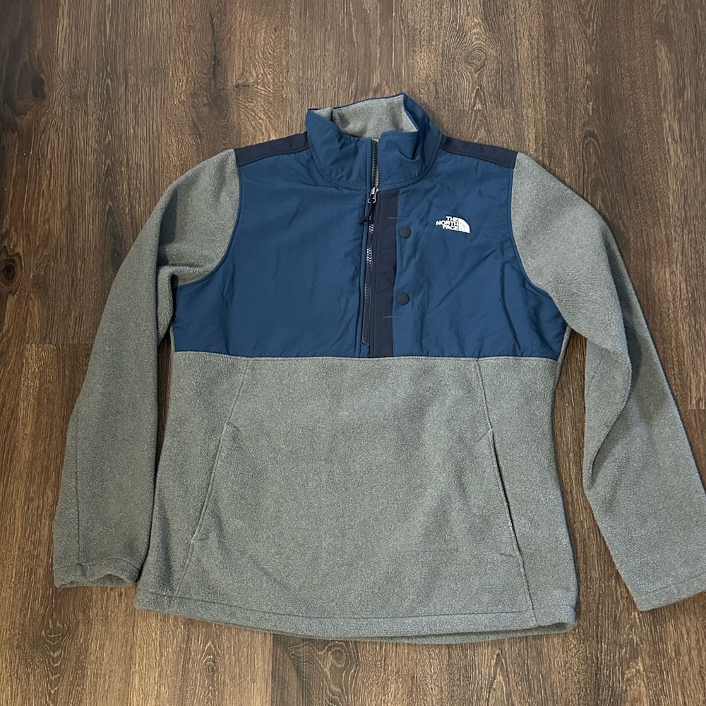 Women’s North Face Quarter Zip Pullover- size Large